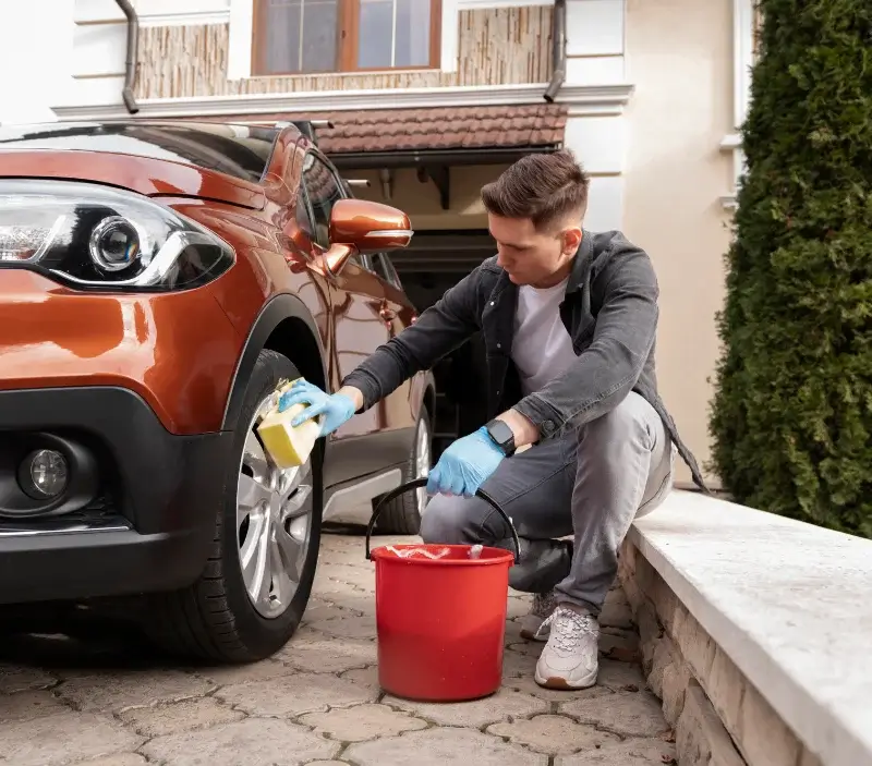 Lavage auto à domicile Carnoux-en-Provence : professionnel intervenant sur un véhicule
